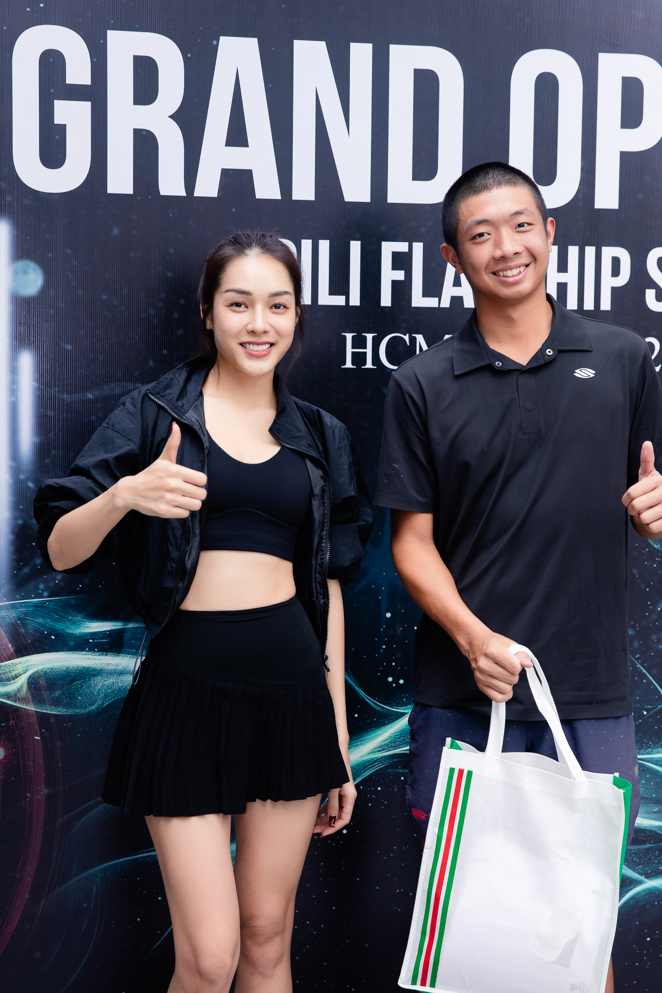 2 sao nữ bị tóm cảnh thân mật, 1 Á hậu Việt lộ nhan sắc thật bên