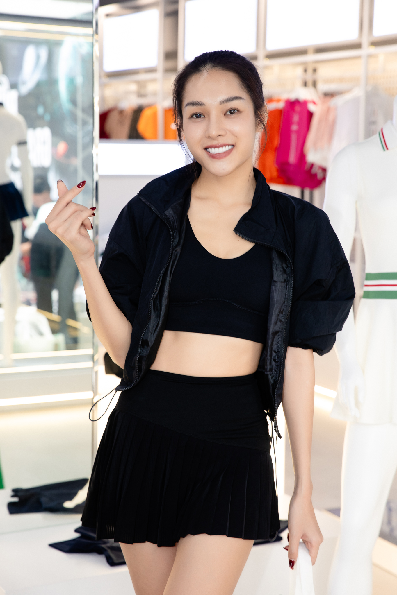 2 sao nữ bị tóm cảnh thân mật, 1 Á hậu Việt lộ nhan sắc thật bên