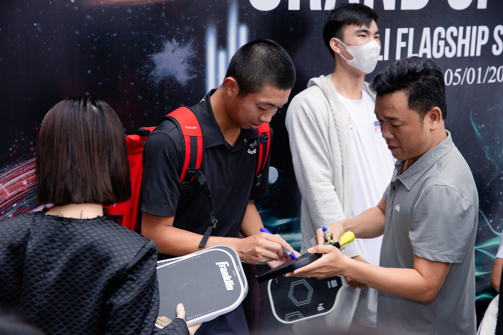 2 sao nữ bị tóm cảnh thân mật, 1 Á hậu Việt lộ nhan sắc thật bên