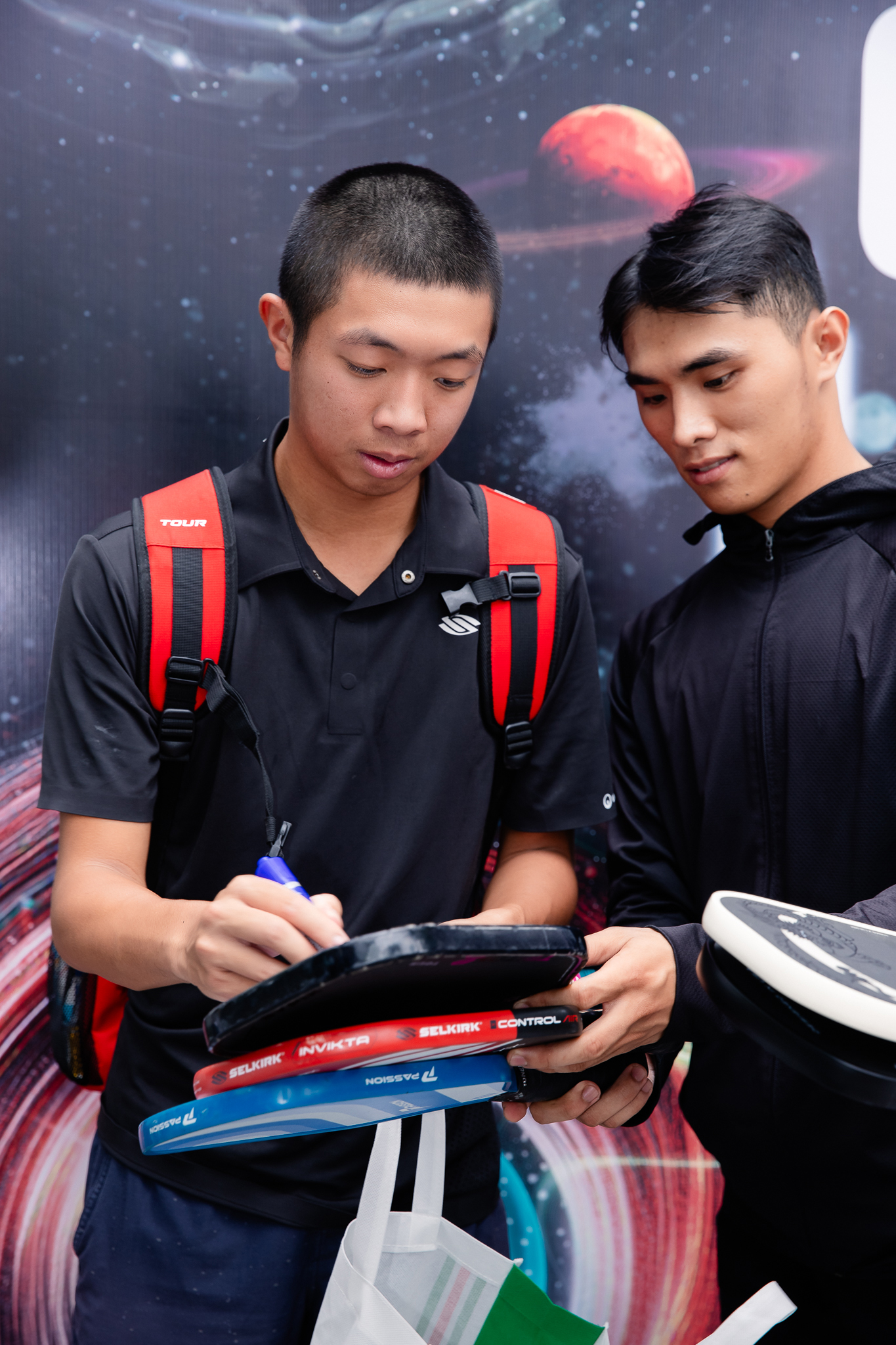 2 sao nữ bị tóm cảnh thân mật, 1 Á hậu Việt lộ nhan sắc thật bên