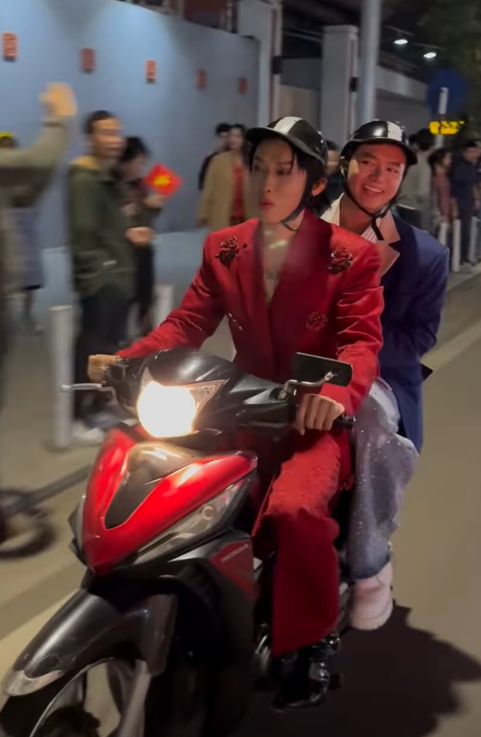 2 sao nam Vbiz bị camera ghi lại mặt như “mất sổ gạo” khi đang