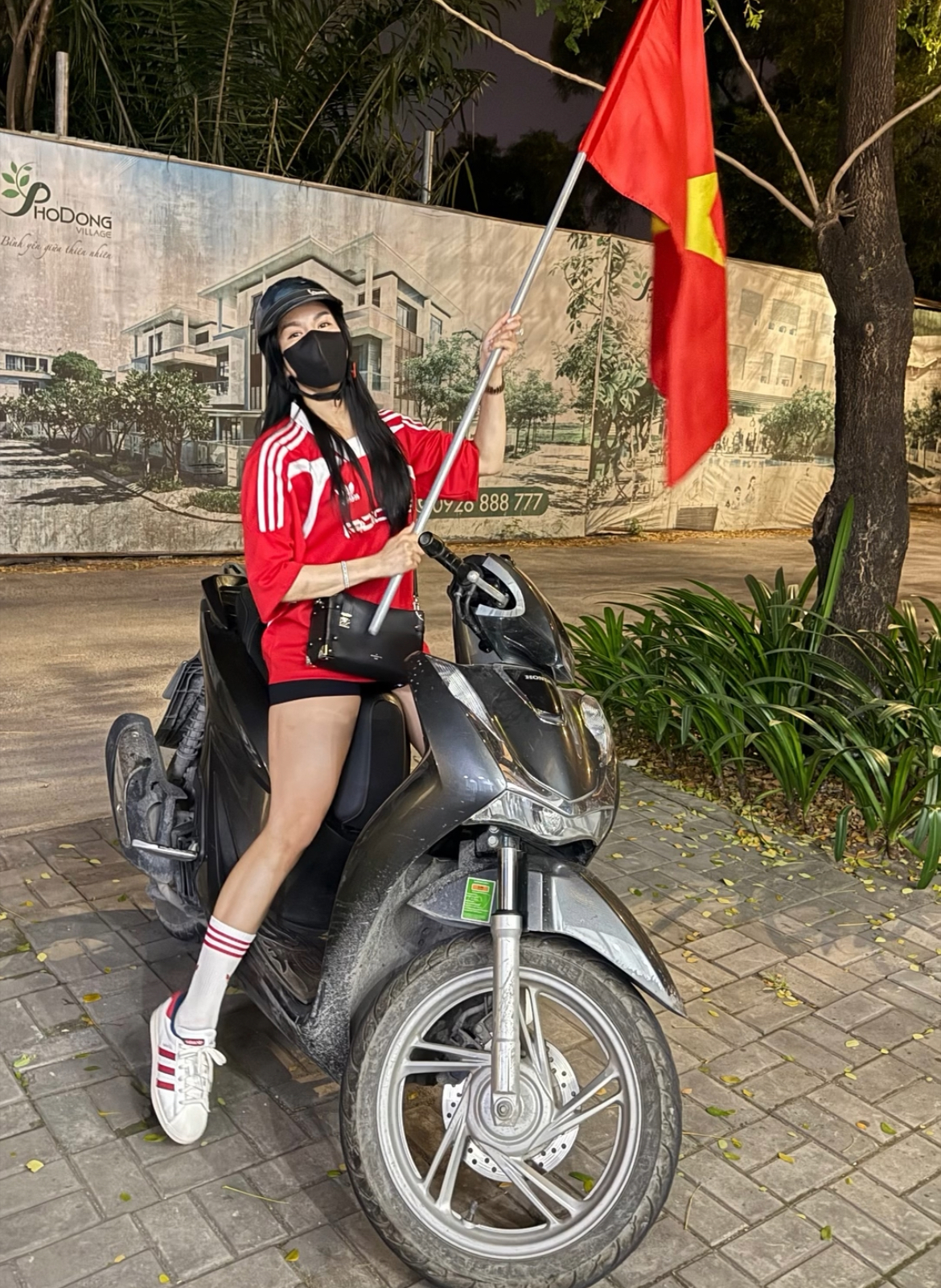 2 sao nam Vbiz bị camera ghi lại mặt như “mất sổ gạo” khi đang