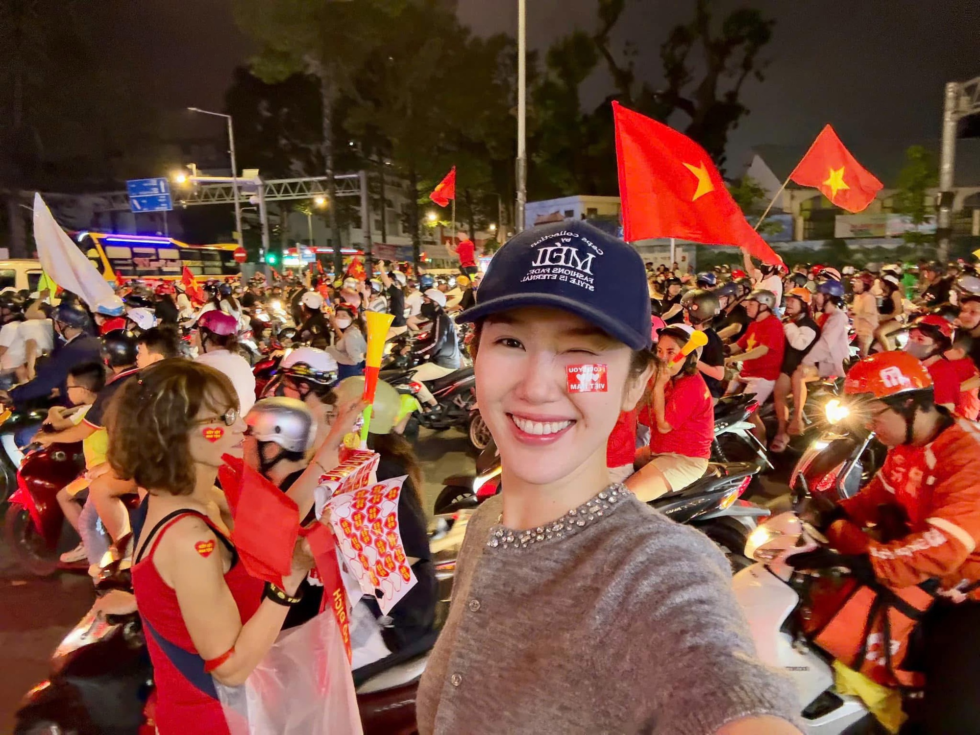 2 sao nam Vbiz bị camera ghi lại mặt như “mất sổ gạo” khi đang