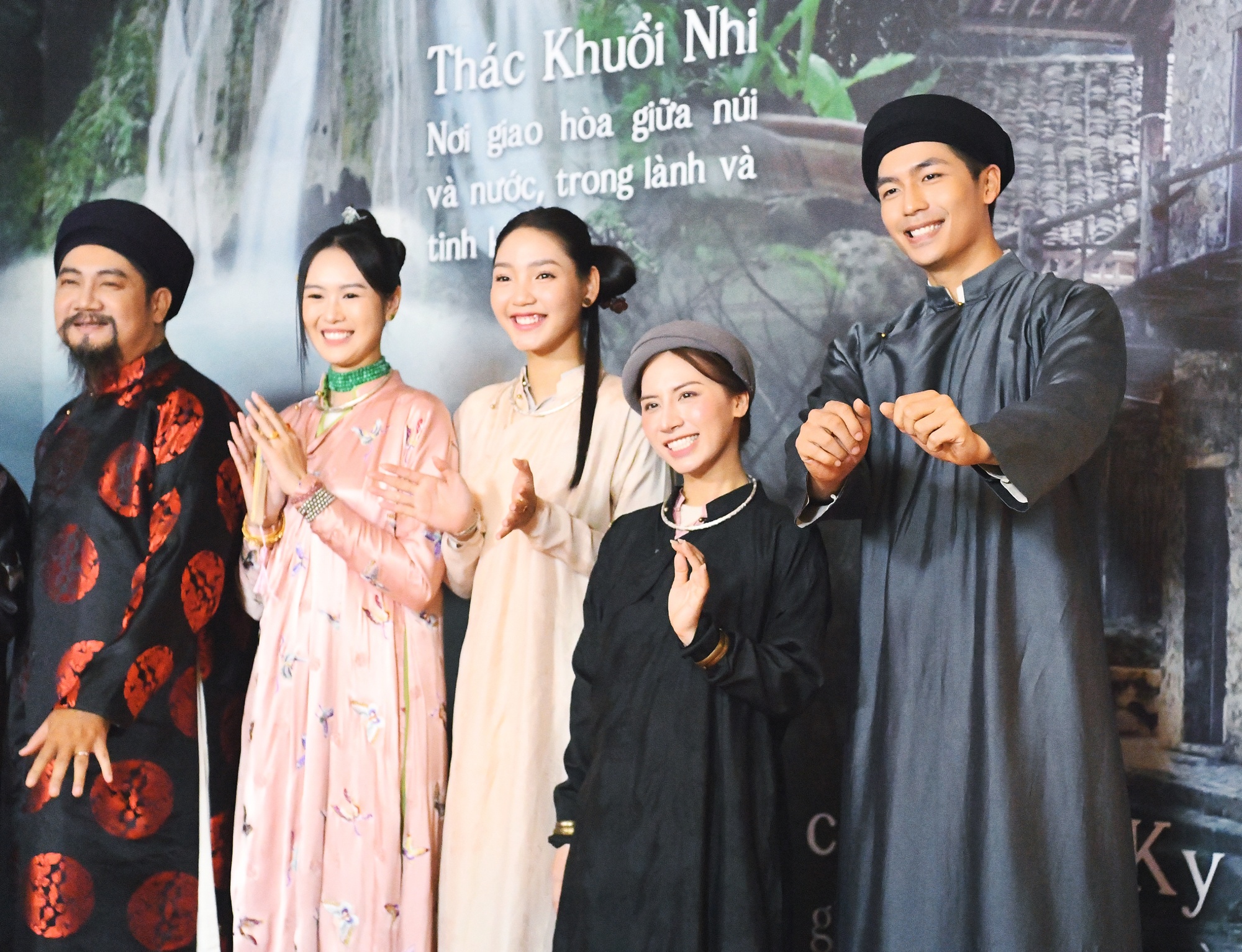 Được yêu cầu so sánh Trấn Thành và Victor Vũ, bà xã Anh Đức trả lời cực khéo mát lòng cả đôi bên- Ảnh 11.