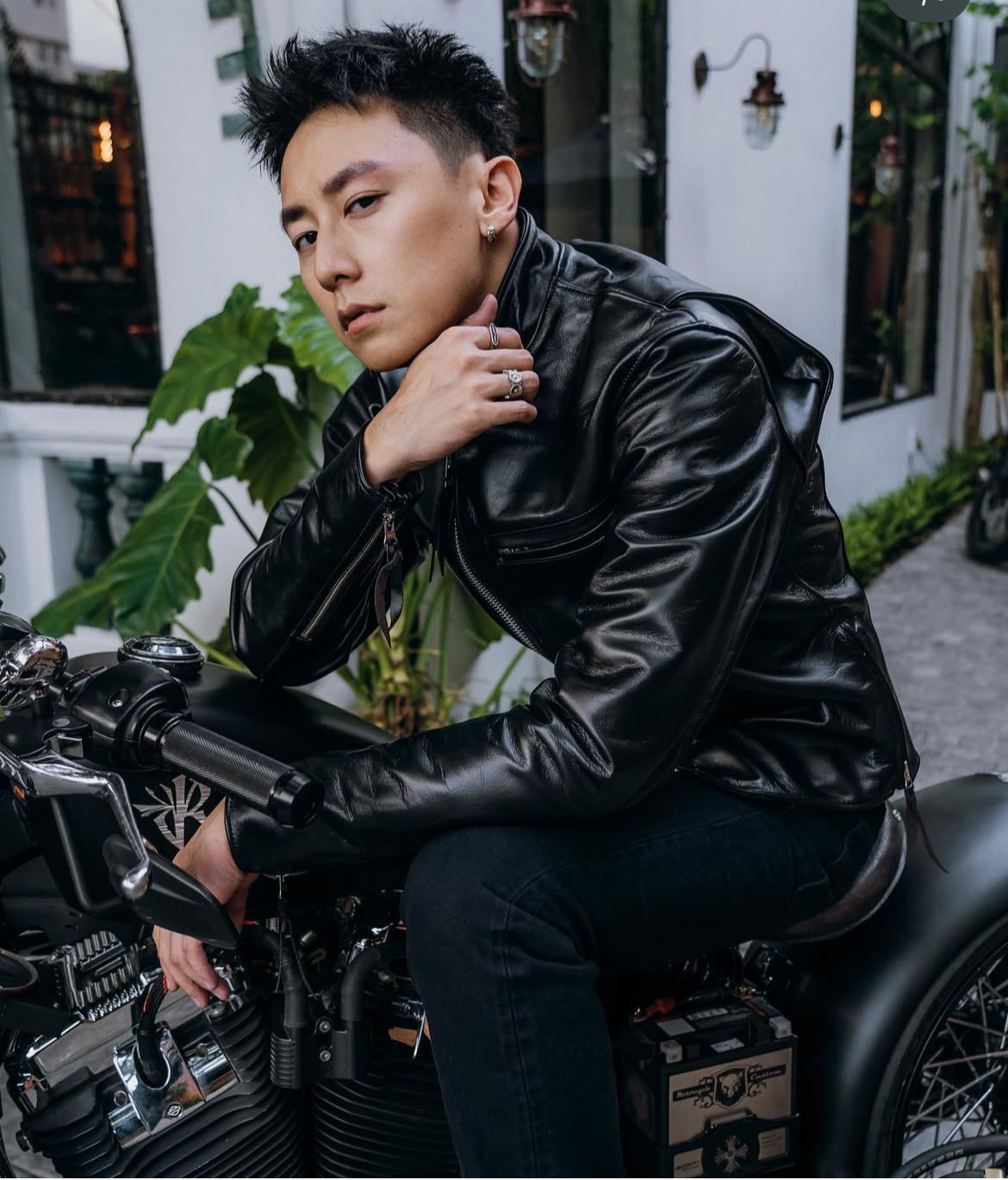 img8847-1759898353480399092662-1759905456382-1759905456670319553766 "Nam thần Vbiz" Rocker Nguyễn công khai ôm hôn bạn gái? img8847 1759898353480399092662 1759905456382 1759905456670319553766