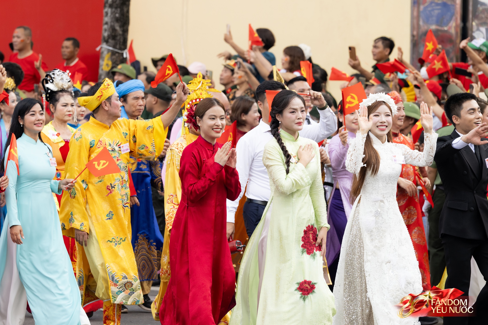 Nam diễn viên Vbiz bất ngờ hot khắp nơi với bộ ảnh diễu hành 2/9 Nam diễn viên Vbiz bất ngờ hot khắp nơi với bộ ảnh diễu hành 2/9