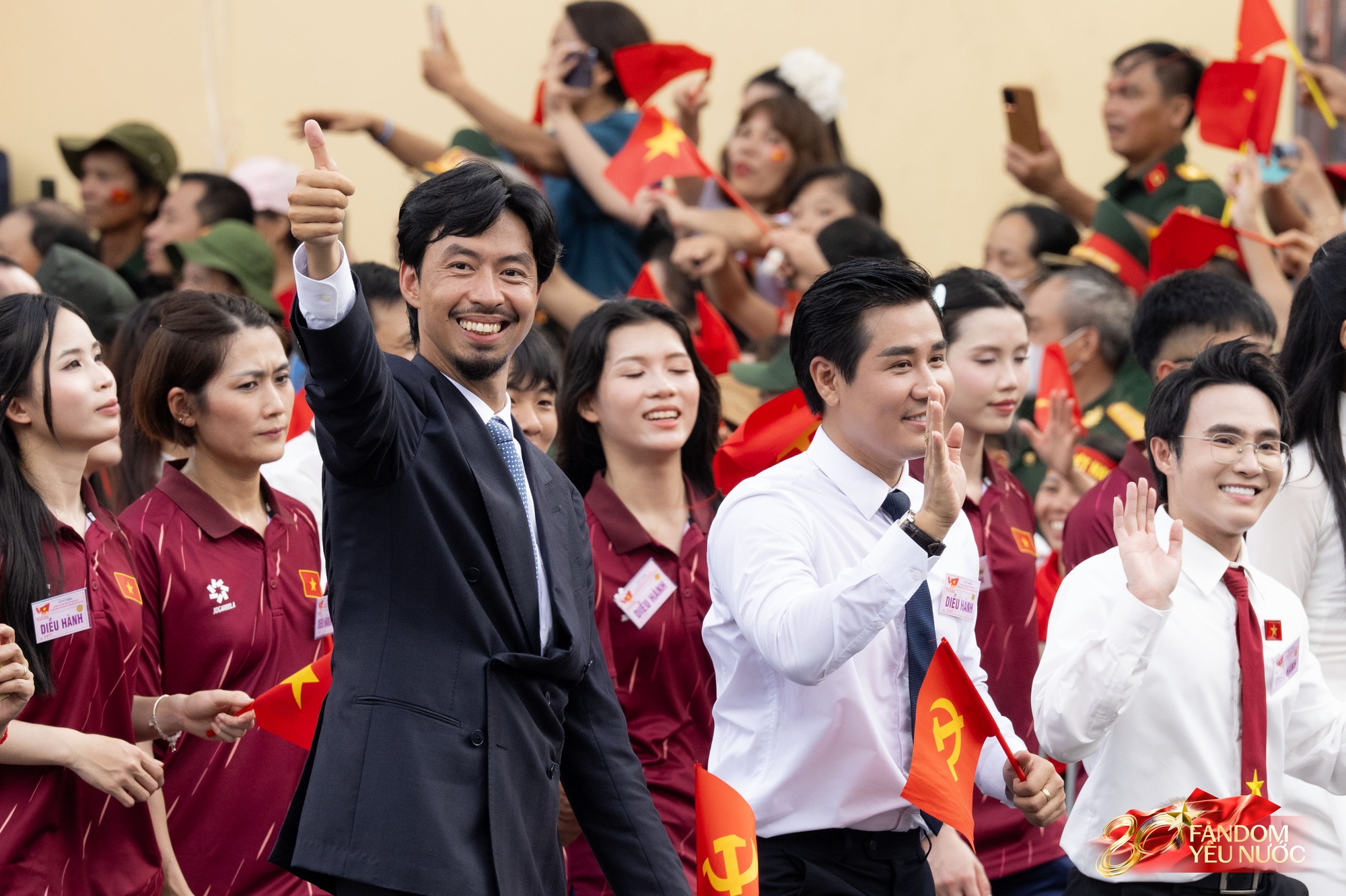 Nam diễn viên Vbiz bất ngờ hot khắp nơi với bộ ảnh diễu hành 2/9 Nam diễn viên Vbiz bất ngờ hot khắp nơi với bộ ảnh diễu hành 2/9