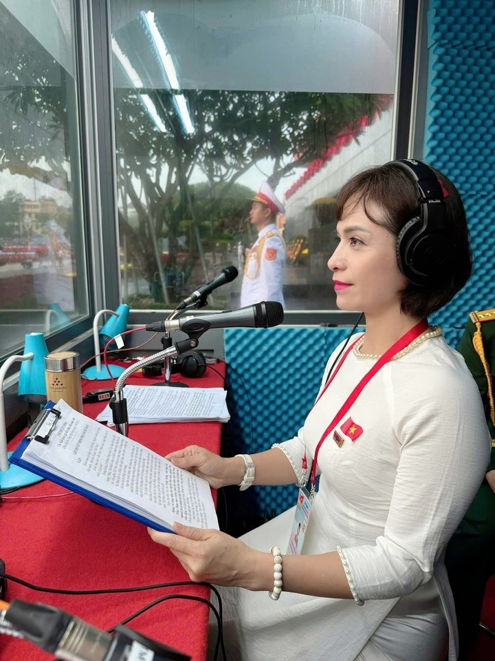 MC Hoài Anh hé lộ hậu trường của tổ thuyết minh lễ diễu binh, diễu hành A80- Ảnh 1. MC Hoài Anh hé lộ hậu trường của tổ thuyết minh lễ diễu binh, diễu hành A80- Ảnh 1.