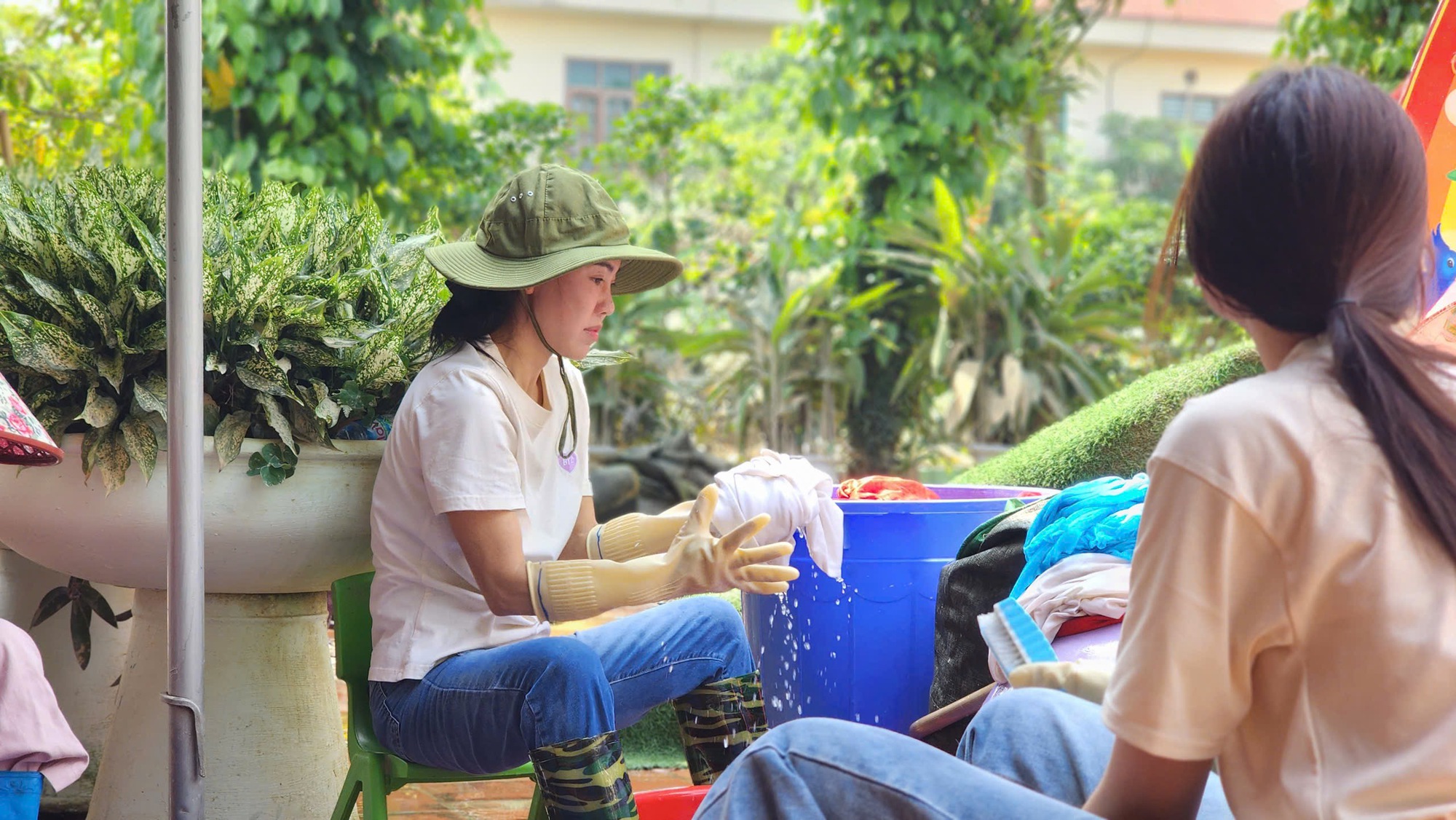 "Bà trùm hoa hậu" đưa hoa hậu, á hậu đi dọn rác, dẹp bùn img9234 1 17603123740691731222638 1760319658352 1760319658649771354815