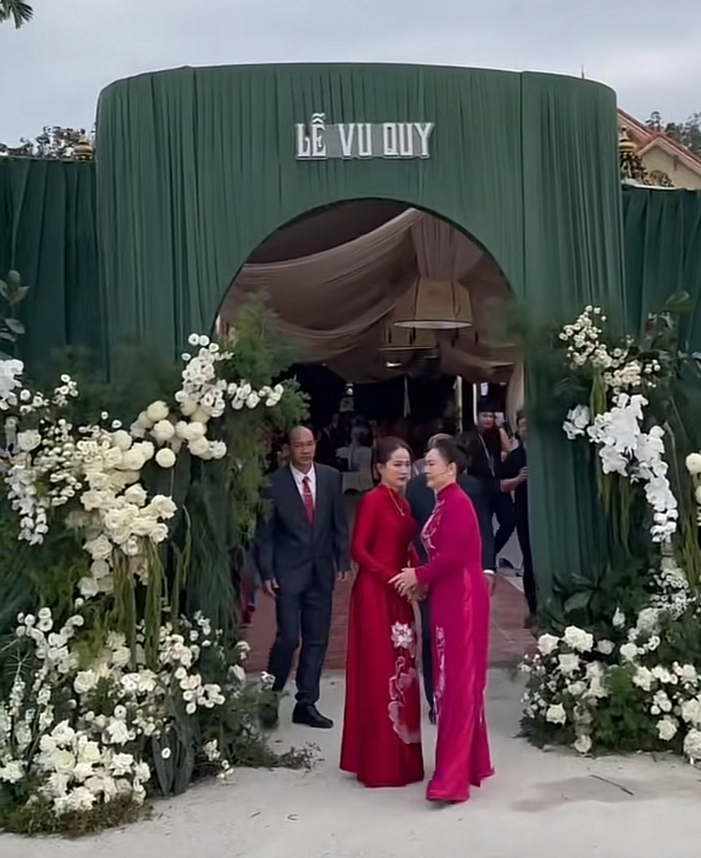 3 chi tiết CỰC ĐẮT trong đám cưới Hoa hậu Đỗ Thị Hà- Ảnh 4. 3 chi tiết CỰC ĐẮT trong đám cưới Hoa hậu Đỗ Thị Hà- Ảnh 4.