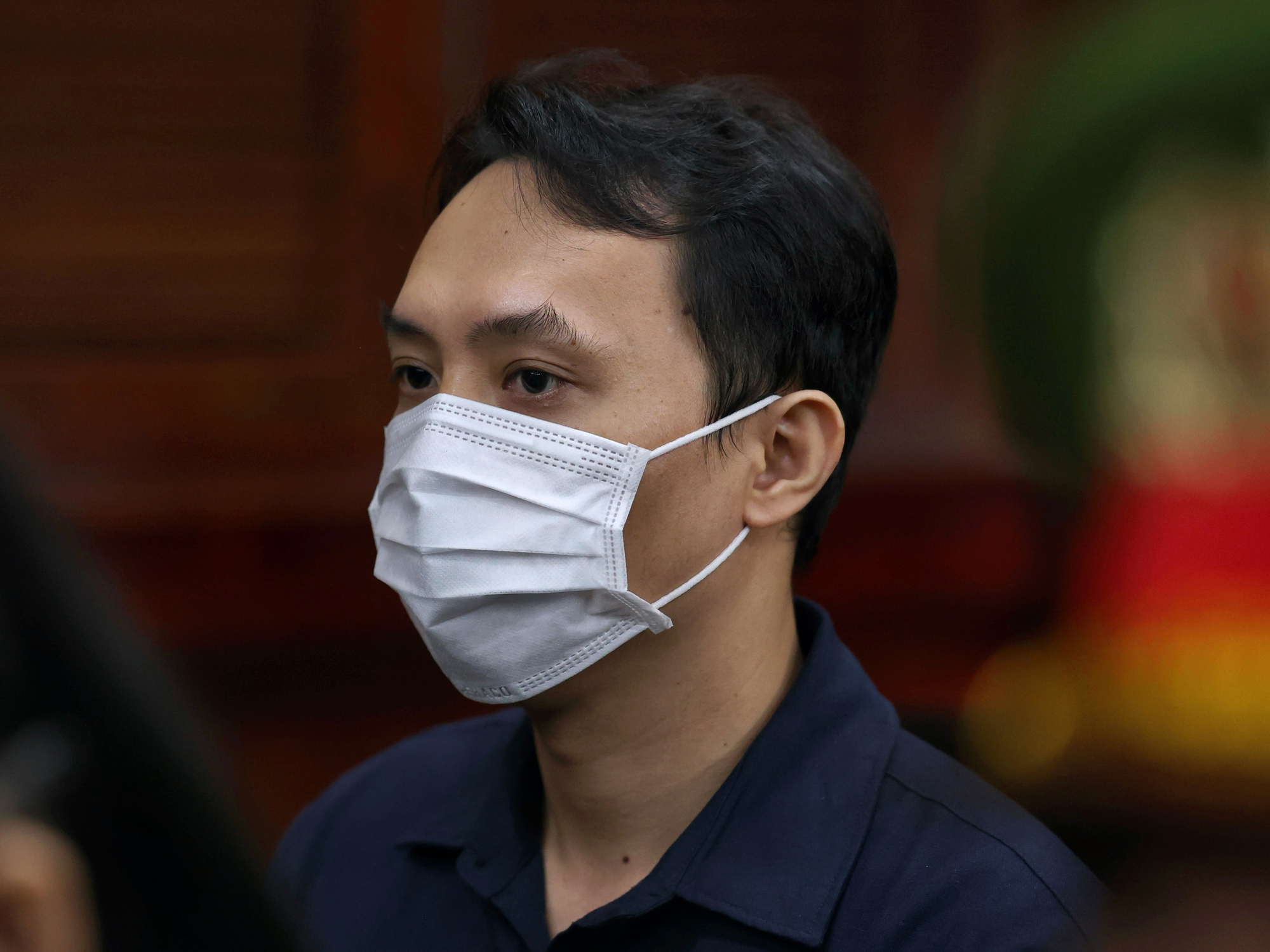 Người đứng sau