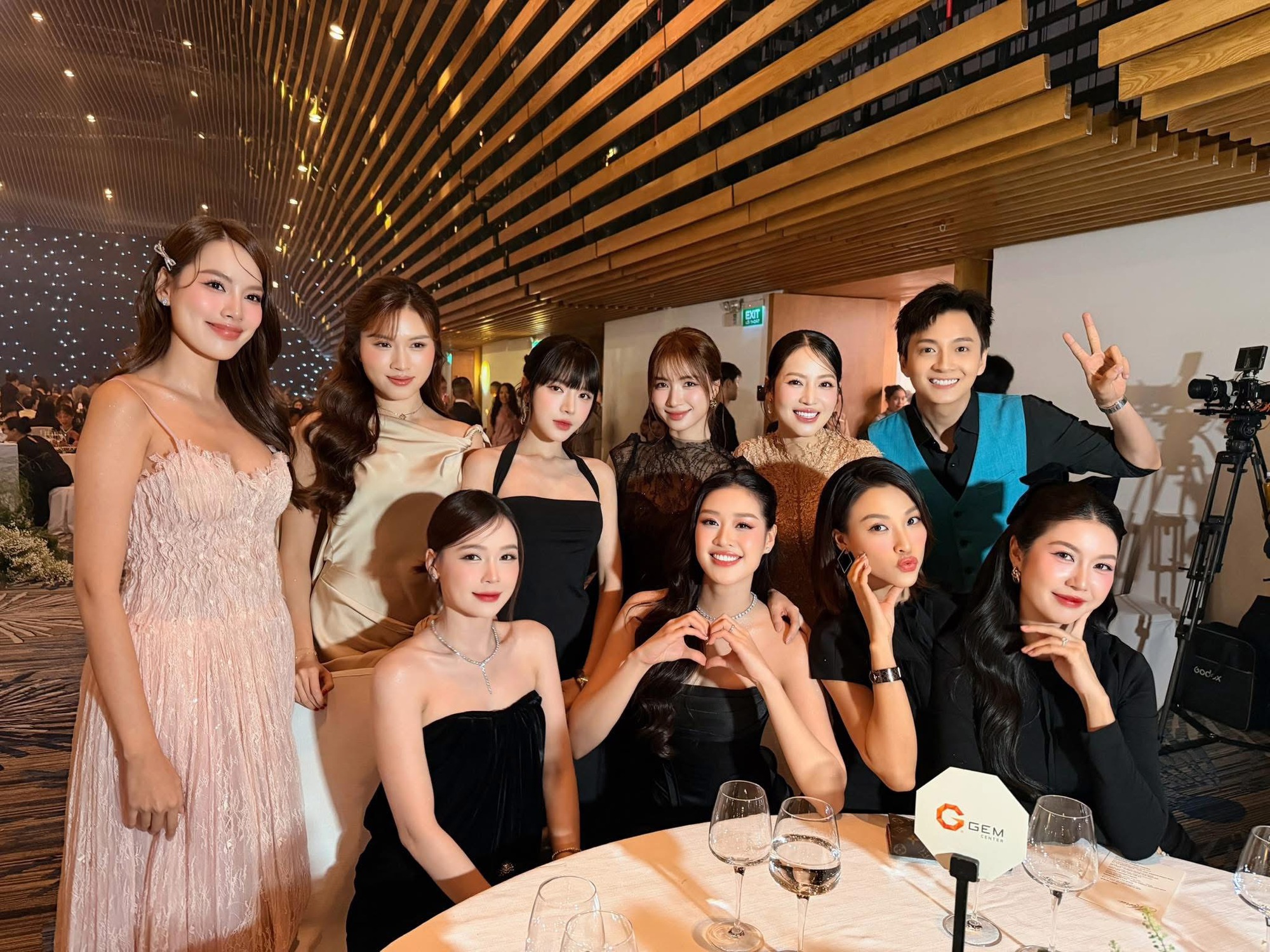 Nửa showbiz đến chúc phúc Chế Nguyễn Quỳnh Châu: Hoà Minzy nổi bần bật trong váy xuyên thấu, Ngô Kiến Huy visual