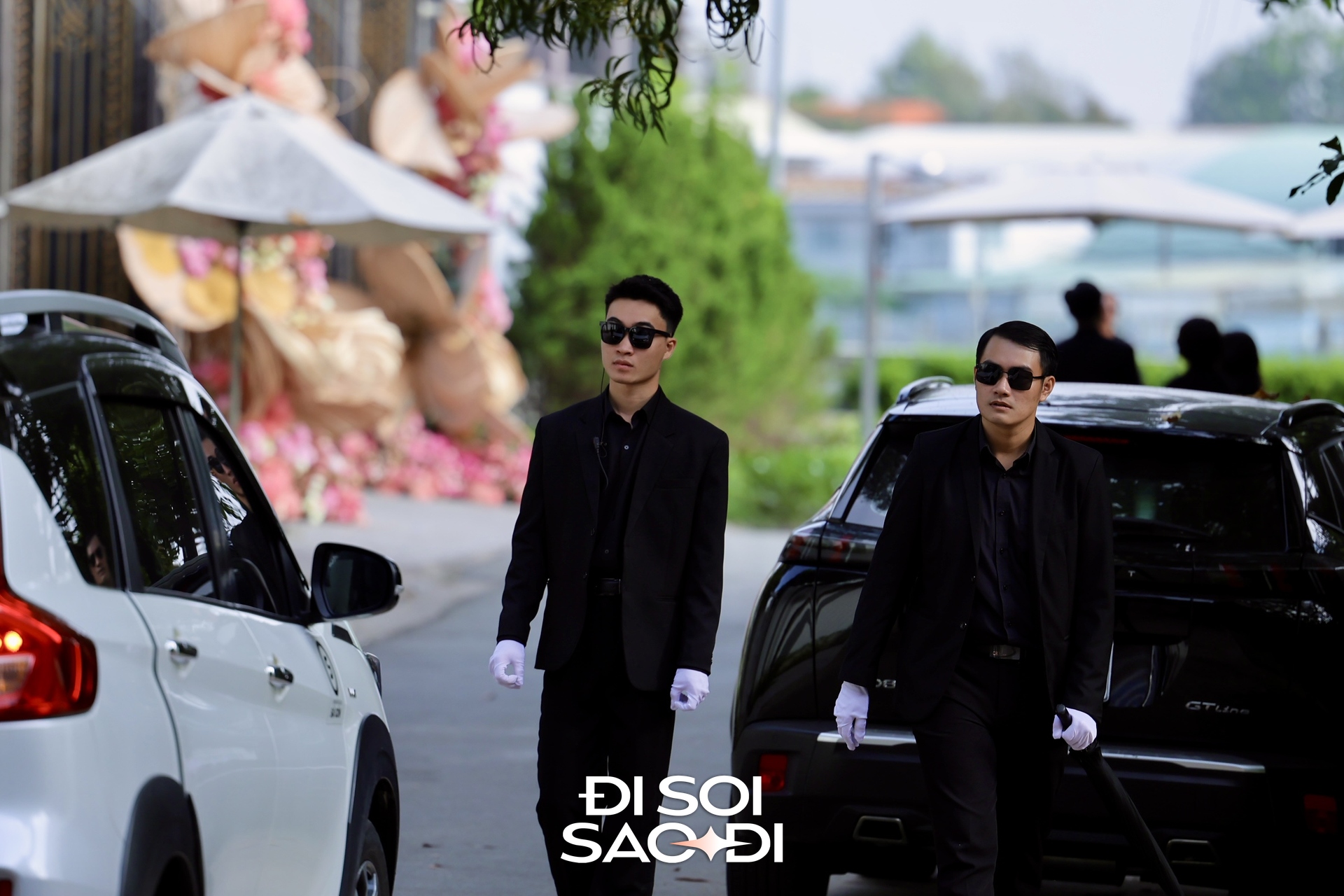 Đám cưới Tiên Nguyễn: Chú rể ngoại quốc mang sính lễ khủng cưới vợ, Linh Rin - Hà Tăng và dàn anh em nhà tỷ phú rần rần đổ bộ - Ảnh 5.