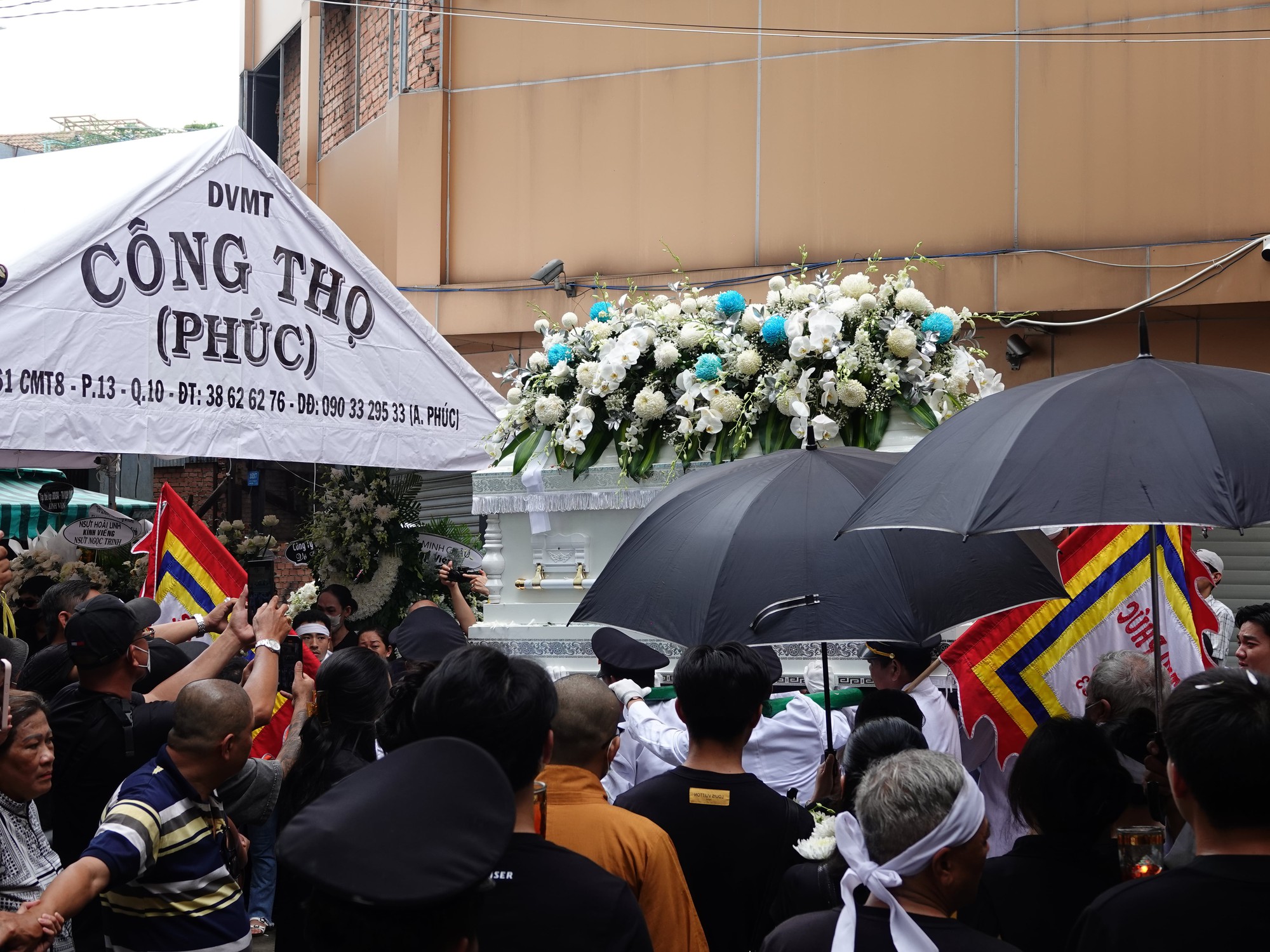 Lễ động quan diễn viên Ngọc Trinh: Việt Hương - Vân Trang đến chia buồn, dàn sao Mùi Ngò Gai nghẹn ngào tiễn biệt- Ảnh 2. Lễ động quan diễn viên Ngọc Trinh: Việt Hương - Vân Trang đến chia buồn, dàn sao Mùi Ngò Gai nghẹn ngào tiễn biệt- Ảnh 2.