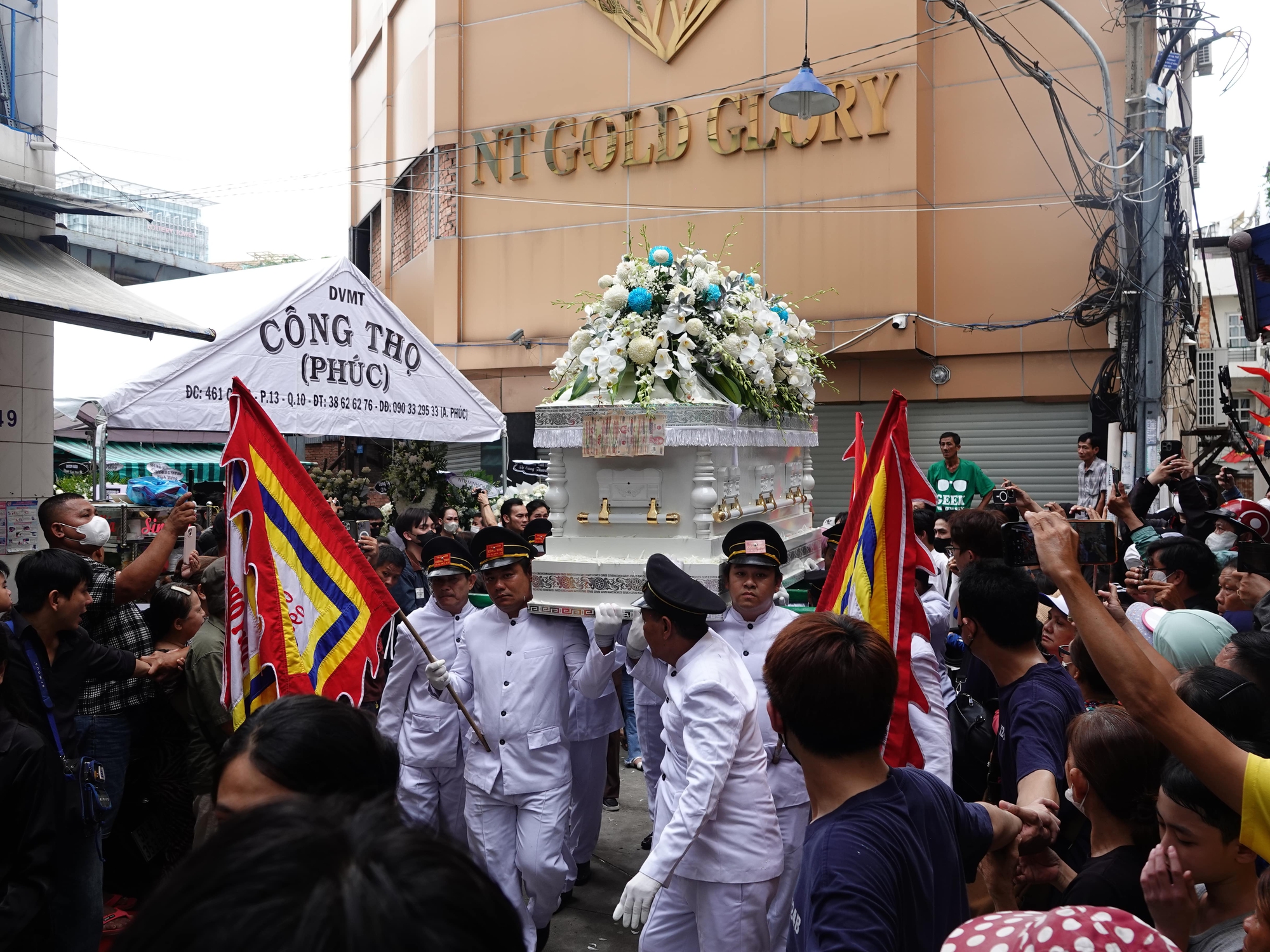Lễ động quan diễn viên Ngọc Trinh: Việt Hương - Vân Trang đến chia buồn, dàn sao Mùi Ngò Gai nghẹn ngào tiễn biệt- Ảnh 3. Lễ động quan diễn viên Ngọc Trinh: Việt Hương - Vân Trang đến chia buồn, dàn sao Mùi Ngò Gai nghẹn ngào tiễn biệt- Ảnh 3.