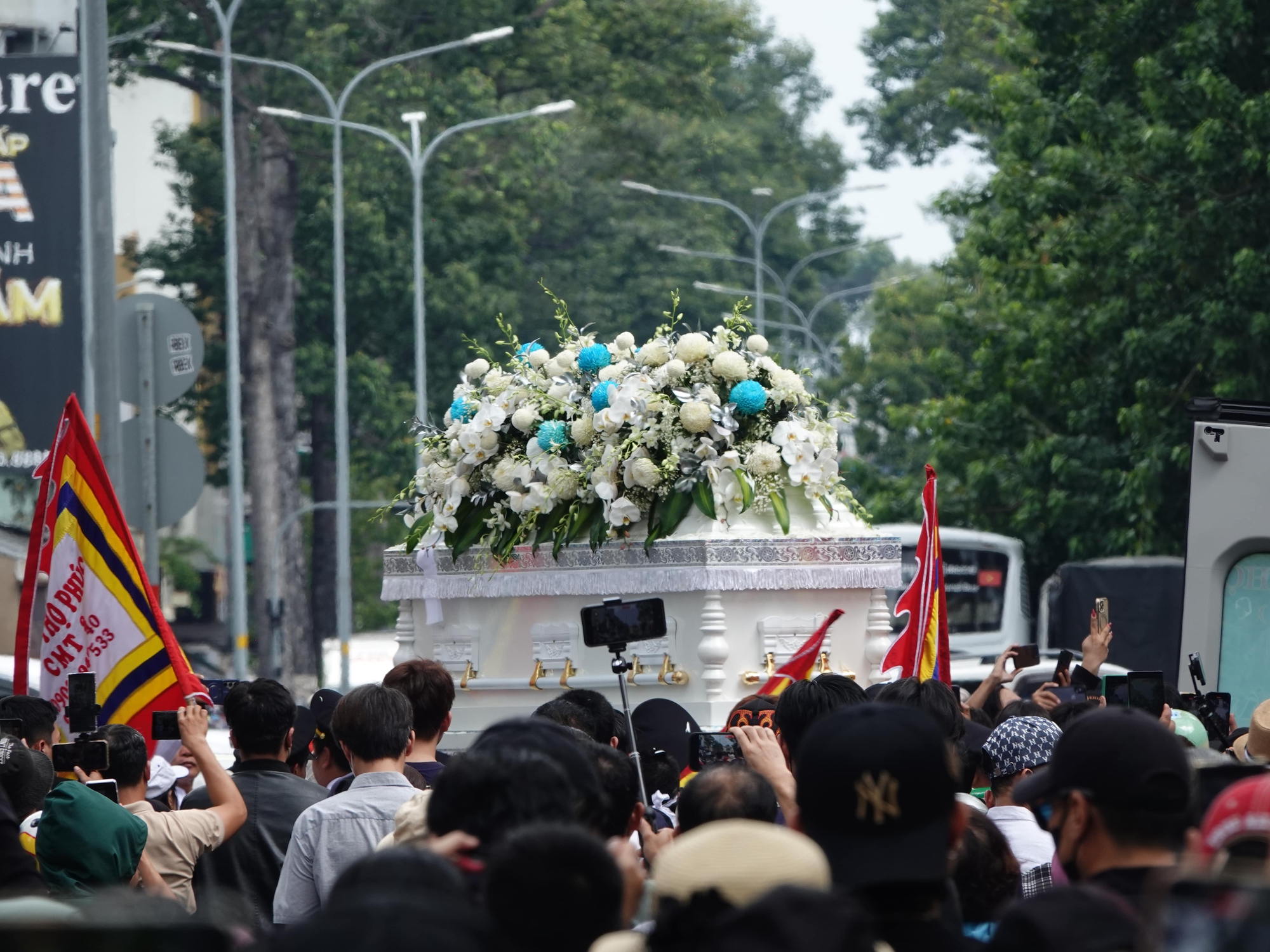 Cảnh tượng hỗn loạn tại đám tang của diễn viên Ngọc Trinh gây bức xúc- Ảnh 3.