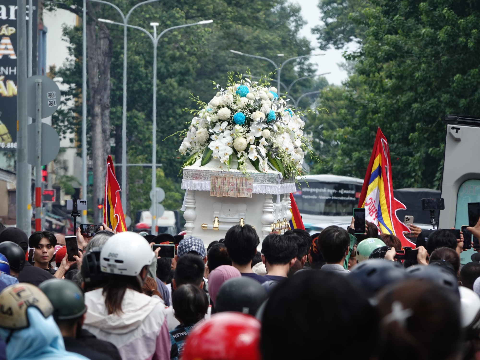 Lễ động quan diễn viên Ngọc Trinh: Việt Hương - Vân Trang đến chia buồn, dàn sao Mùi Ngò Gai nghẹn ngào tiễn biệt- Ảnh 6. Lễ động quan diễn viên Ngọc Trinh: Việt Hương - Vân Trang đến chia buồn, dàn sao Mùi Ngò Gai nghẹn ngào tiễn biệt- Ảnh 6.