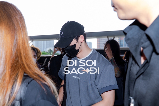 img9934-1758763484532-17587634861271807915006 "Chồng iu" Hứa Quang Hán khoe cơ bắp rắn rỏi chào tạm biệt fan Việt, mỹ nhân xứ Đài lộ dấu hiệu mệt mỏi ở sân bay img9934 1758763484532 17587634861271807915006