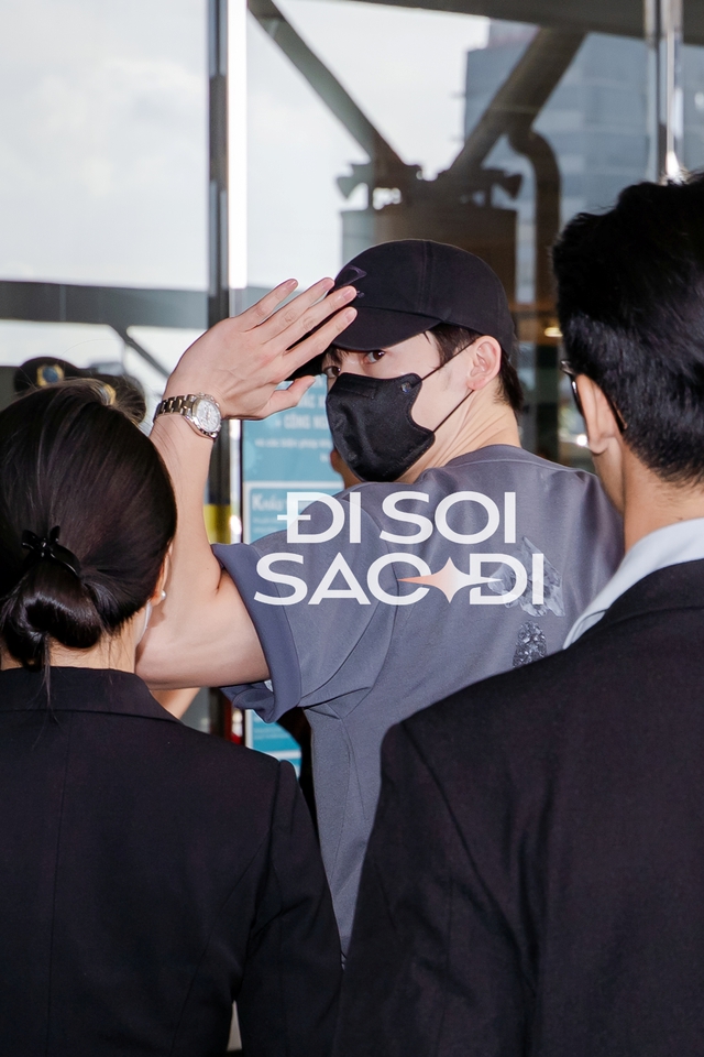 img99361-1758763493564-17587634938941631673629 "Chồng iu" Hứa Quang Hán khoe cơ bắp rắn rỏi chào tạm biệt fan Việt, mỹ nhân xứ Đài lộ dấu hiệu mệt mỏi ở sân bay img99361 1758763493564 17587634938941631673629