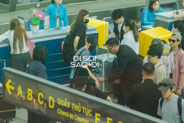 img9937gfcdx-1758763514854-17587635152541358480911 "Chồng iu" Hứa Quang Hán khoe cơ bắp rắn rỏi chào tạm biệt fan Việt, mỹ nhân xứ Đài lộ dấu hiệu mệt mỏi ở sân bay img9937gfcdx 1758763514854 17587635152541358480911