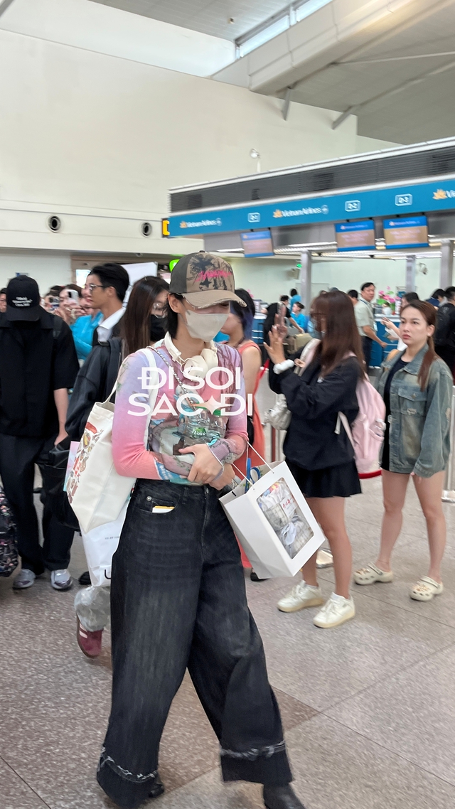 img9944gfcdx-1758763521252-1758763521791616695518 "Chồng iu" Hứa Quang Hán khoe cơ bắp rắn rỏi chào tạm biệt fan Việt, mỹ nhân xứ Đài lộ dấu hiệu mệt mỏi ở sân bay img9944gfcdx 1758763521252 1758763521791616695518