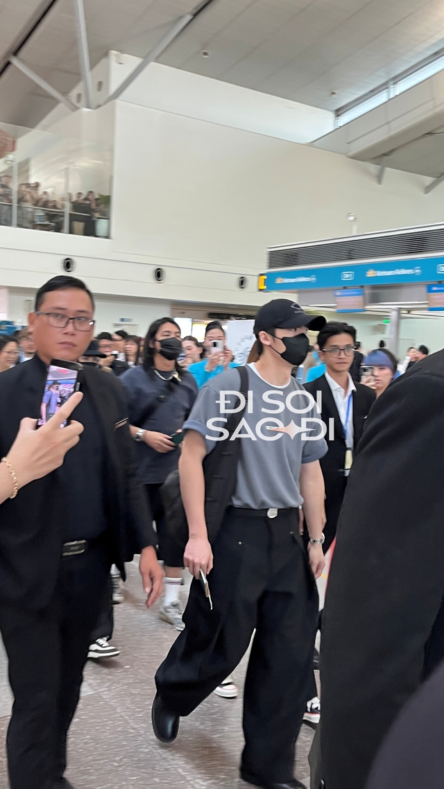 img9945-1758763499476-17587634998251553983447 "Chồng iu" Hứa Quang Hán khoe cơ bắp rắn rỏi chào tạm biệt fan Việt, mỹ nhân xứ Đài lộ dấu hiệu mệt mỏi ở sân bay img9945 1758763499476 17587634998251553983447