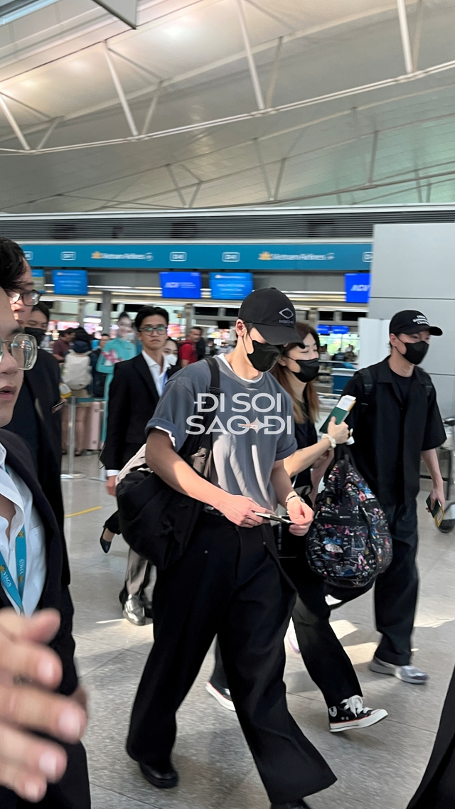 img9951-1758763507253-17587635079961410926018 "Chồng iu" Hứa Quang Hán khoe cơ bắp rắn rỏi chào tạm biệt fan Việt, mỹ nhân xứ Đài lộ dấu hiệu mệt mỏi ở sân bay img9951 1758763507253 17587635079961410926018