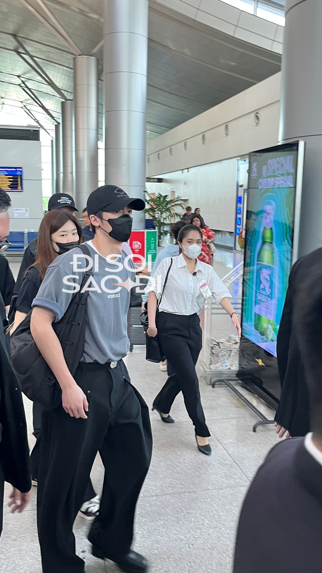 img9955-1758763510674-17587635119791939948553 "Chồng iu" Hứa Quang Hán khoe cơ bắp rắn rỏi chào tạm biệt fan Việt, mỹ nhân xứ Đài lộ dấu hiệu mệt mỏi ở sân bay img9955 1758763510674 17587635119791939948553