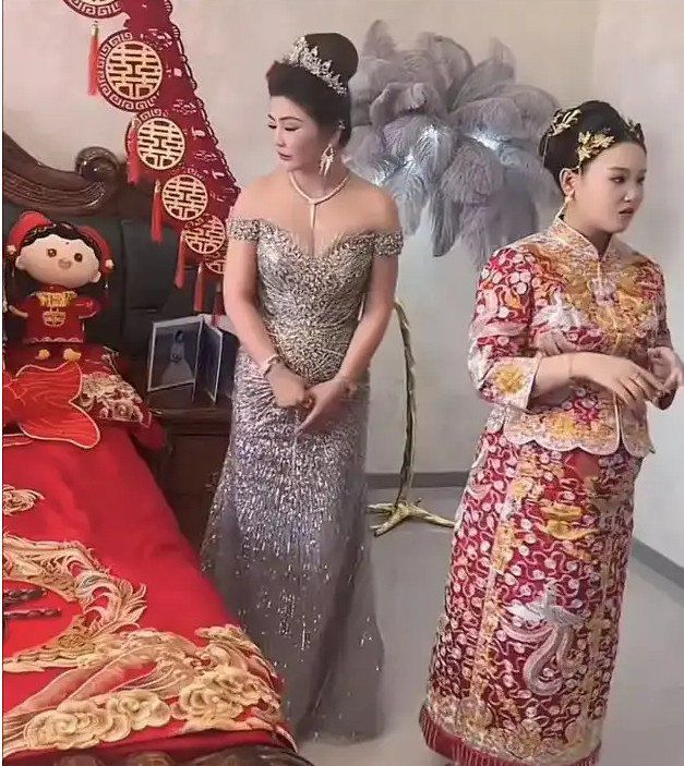 Mẹ chồng ăn mặc lộng lẫy làm cô dâu bị 'lu mờ' trong đám cưới gây tranh cãi - 2