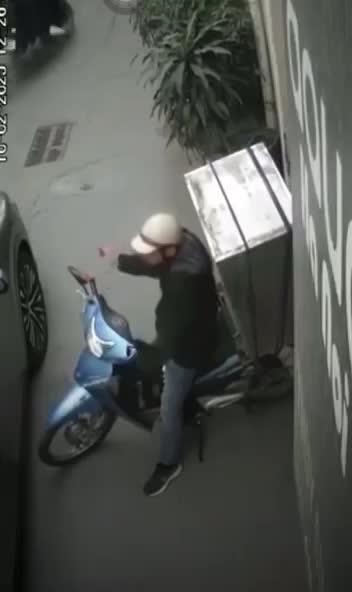 Clip: Nam shipper khuyết tật bị tài xế ô tô Lexus hành hung giữa đường