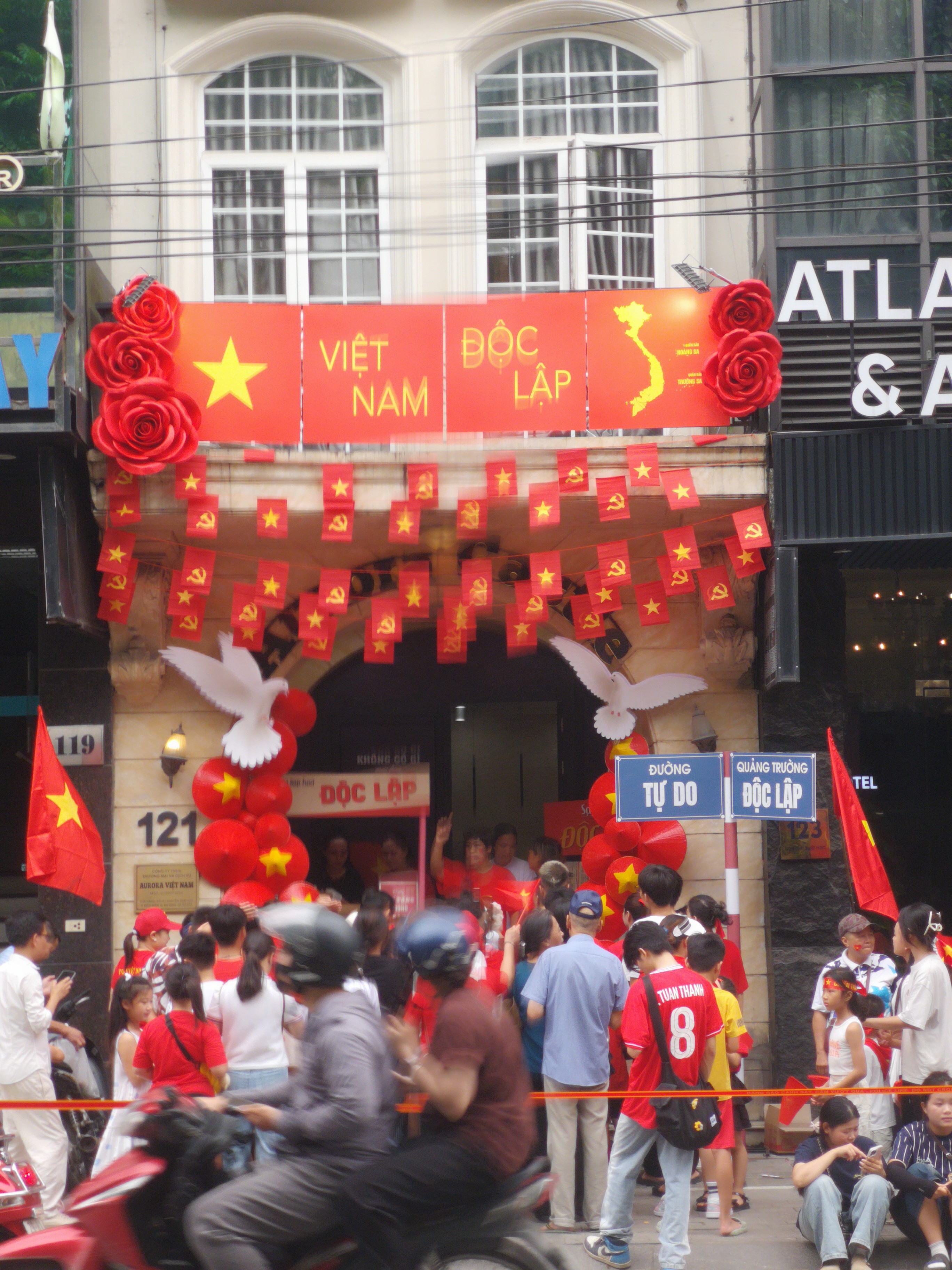 Bà xã cầu thủ Duy Mạnh và Văn Quyết tặng kem cho người dân xem diễu binh - 3