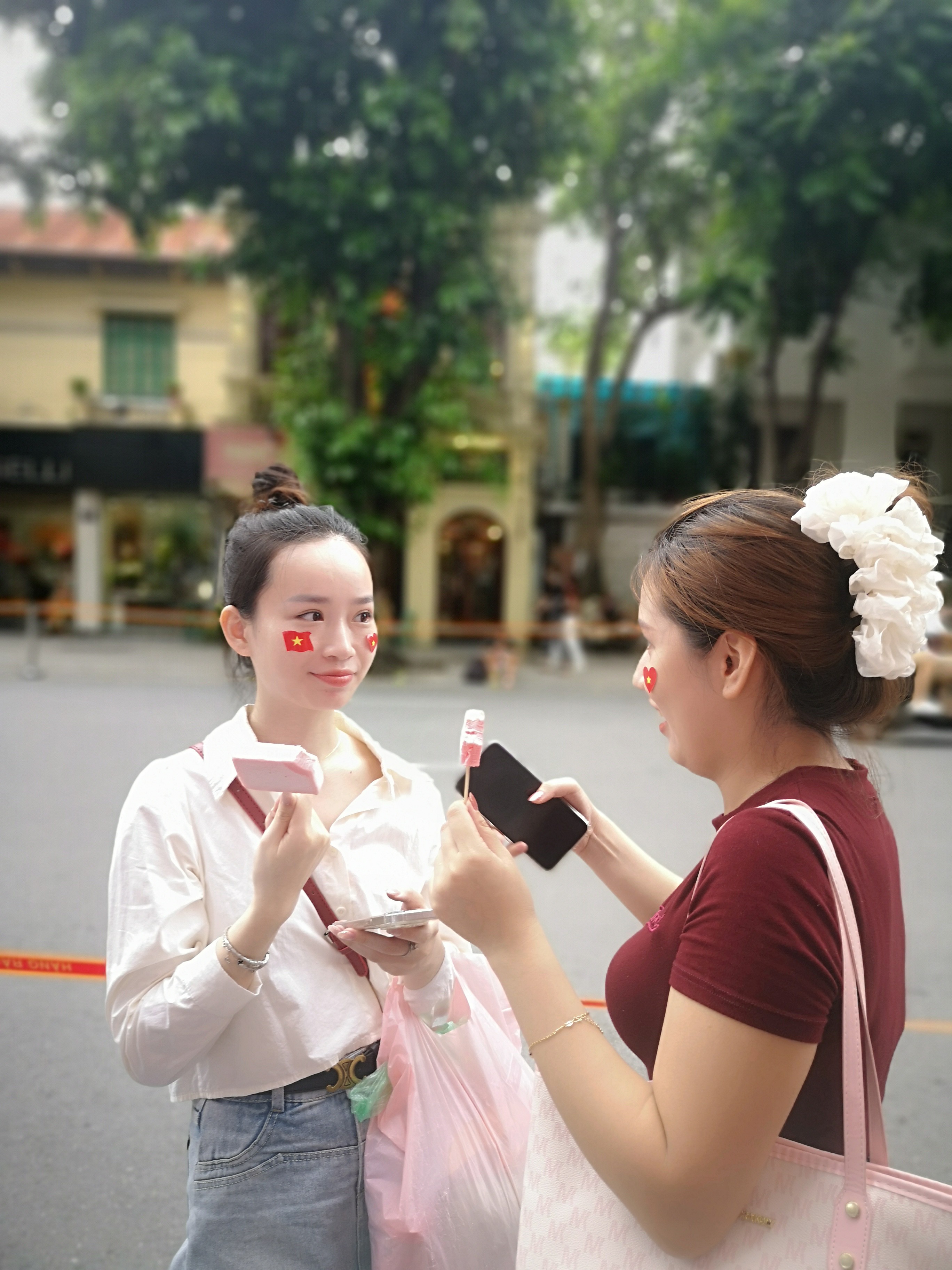 Người dân thưởng thức những chiếc kem mát lạnh.