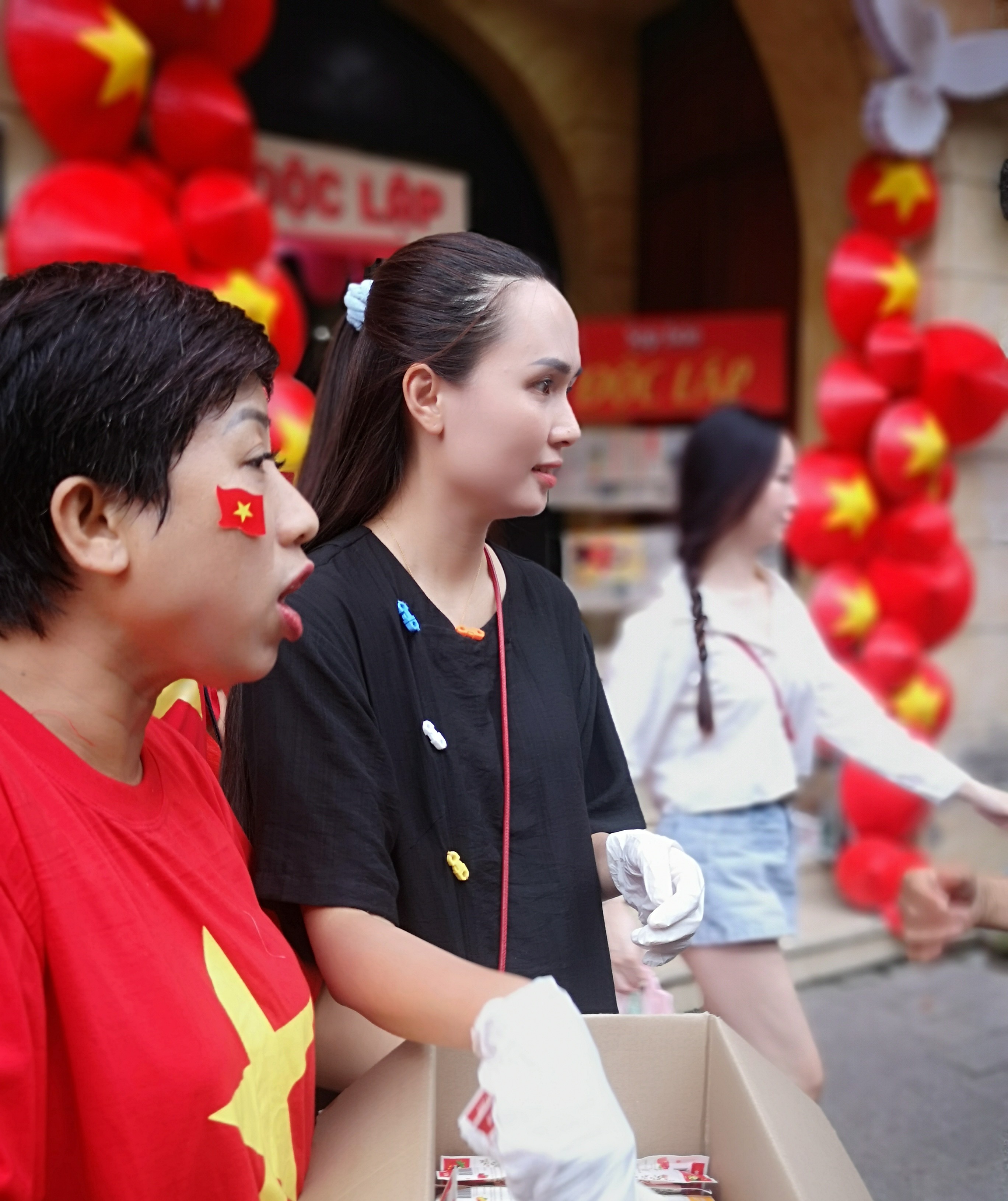 Trước giờ phát kem, Huyền My gửi tặng những món quà nhỏ cho các em bé đến xem diễu binh. 