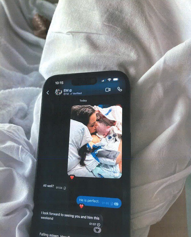 Nữ nhà văn kiện Elon Musk - 3