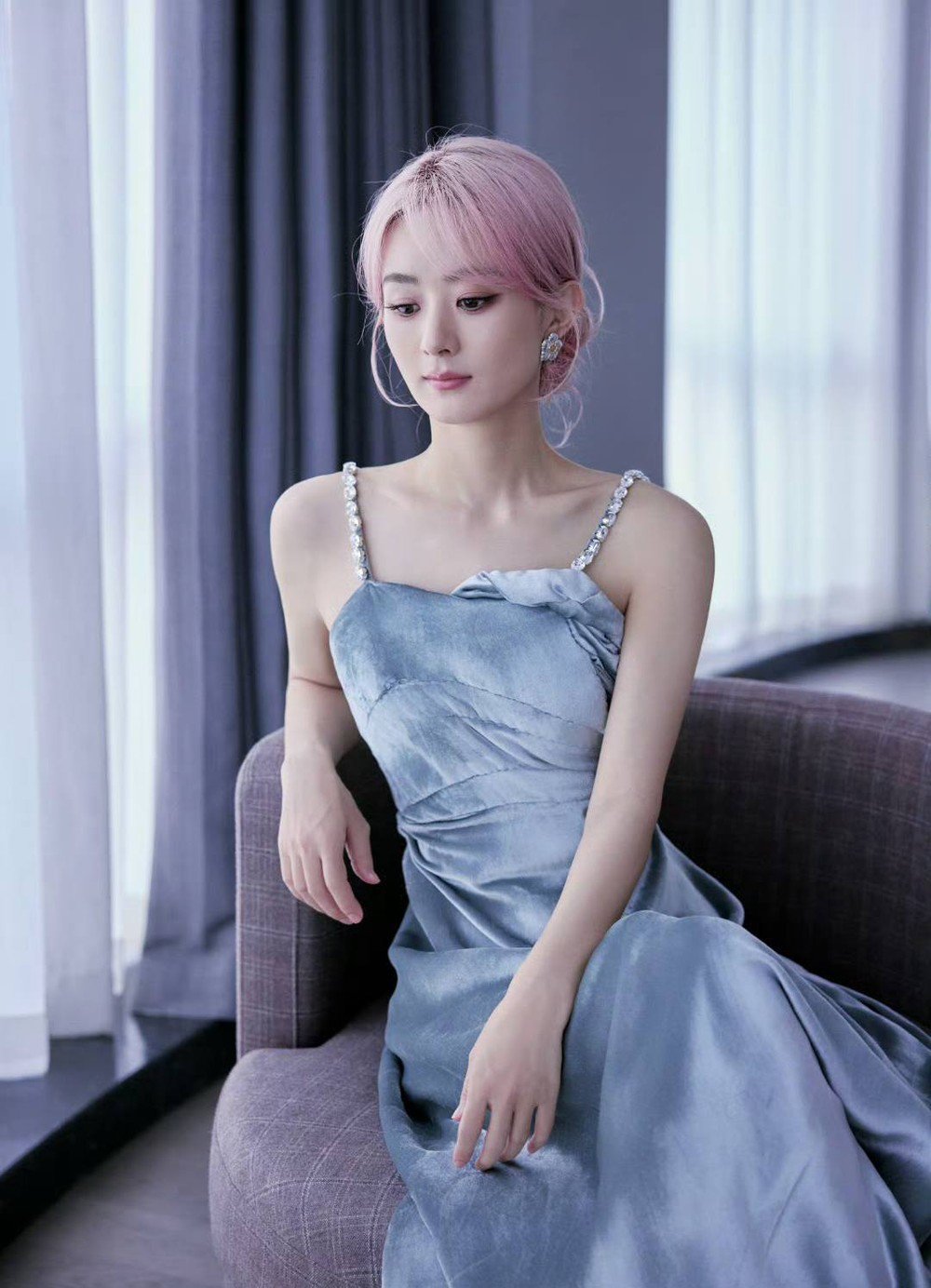 img_4076-1749214045-714-width1000height1384 Triệu Lệ Dĩnh lao đao - 1