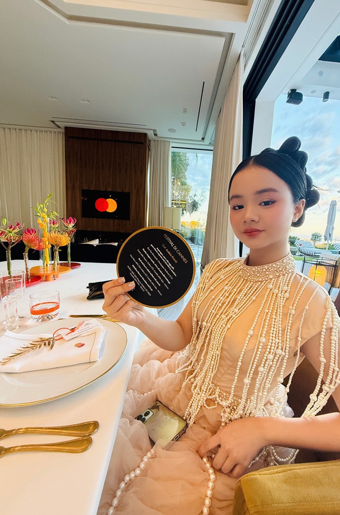 Cô bé 13 tuổi xinh đẹp tỏa sáng tại Liên hoan phim Cannes 2025 - 4