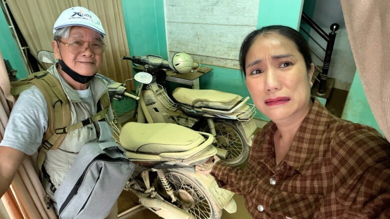 Nhà sao Vbiz ngập bùn đất sau lũ: Cả gia đình tất bật dọn dẹp, thiệt hại 2 xe máy- Ảnh 6.