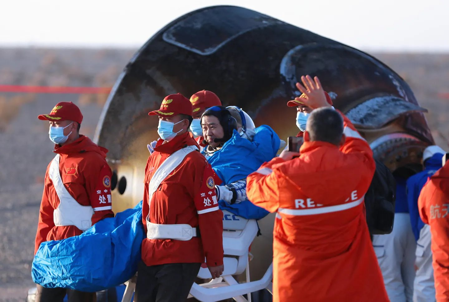 3 phi hành gia Trung Quốc được giải cứu về Trái đất, “3 người lên cứu lại mắc kẹt”: Chuyện kỳ quái gì đây?- Ảnh 2.