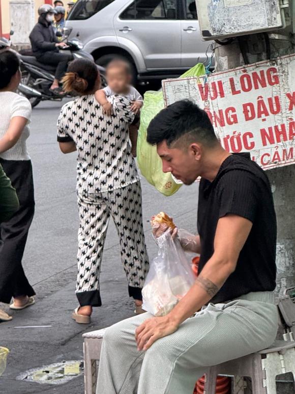 Lương Bằng Quang thất thần ngồi ăn bánh mì sau khi Ngân 98 bị bắt?- Ảnh 2.