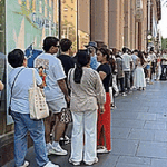 Cảnh tượng hiếm thấy ở Úc: Hàng ngàn người chen chúc xếp hàng mua vàng insta 1761370377446786366924 0 0 209 334 crop 17613703874771970038251 1761383775110377714664gifpng