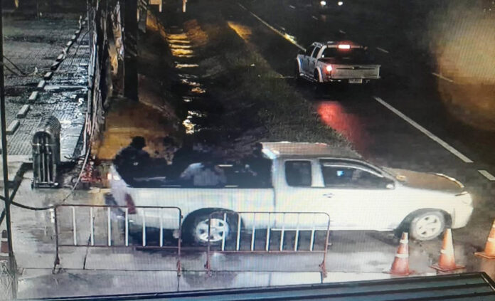 Băng nhóm xông vào Big C, xả súng cướp 6 kg vàng tại Thái Lan- Ảnh 1.