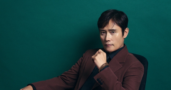 Nghịch lý: Drama đời tư nổ trời, nhưng nam diễn viên này vẫn là "ông hoàng được ngành điện ảnh cưng chiều" interview 3 lee byung hun learns how to play 5755401 1757305554643515419943 1757339789551 175733978980088007539 0 0 366 700 crop 1757342088995749362920jpg