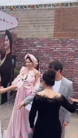 Hòa Minzy - Văn Toàn thân thiết ra sao mà chủ động