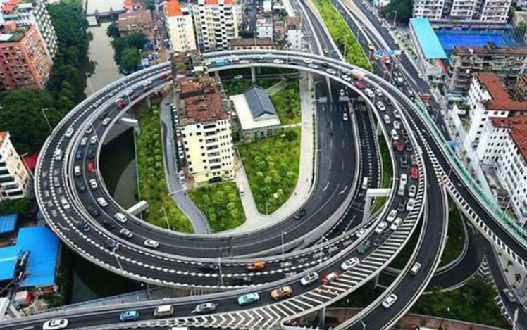 Chủ căn hộ 30m² không chịu di dời khiến chủ đầu tư tốn thêm 364 tỷ đồng xây cầu vượt 360 độ bao quanh: “Tôi muốn tiền phá dỡ ngang giá cây cầu!”- Ảnh 2.