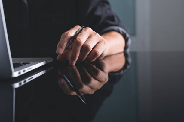 1 người liên tục gõ tay xuống bàn là biểu hiện gì?- Ảnh 1. 1 người liên tục gõ tay xuống bàn là biểu hiện gì?- Ảnh 1.