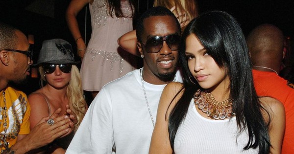 Tình cũ Diddy hoảng loạn chạy trốn vì sợ bị giết ity mentionsgroup sunglasses necklace jewelry 1705258 1096x801 1759479601177994641796 1759481712412 17594817137441254941764 0 0 574 1096 crop 17594818639311529202809jpeg