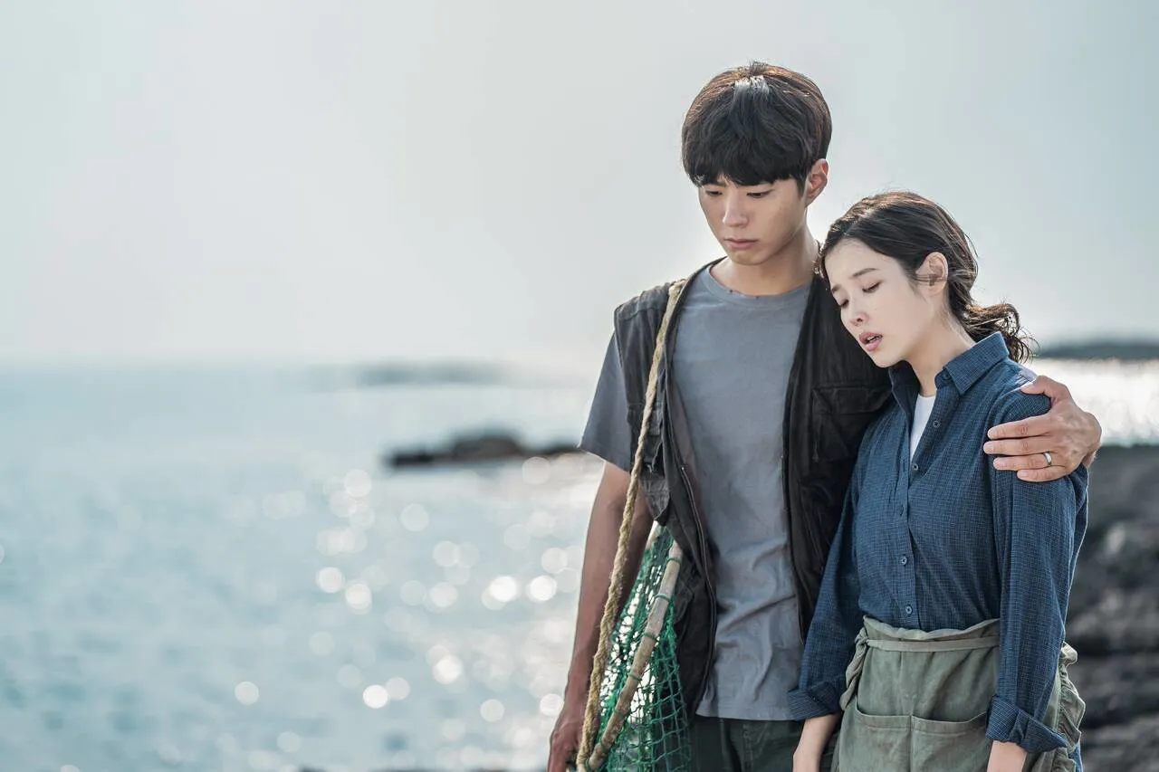 IU và Park Bo Gum đã làm gì mà khiến netizen giận dữ “đầu óc có vấn đề mới mời họ đóng phim”?- Ảnh 2.