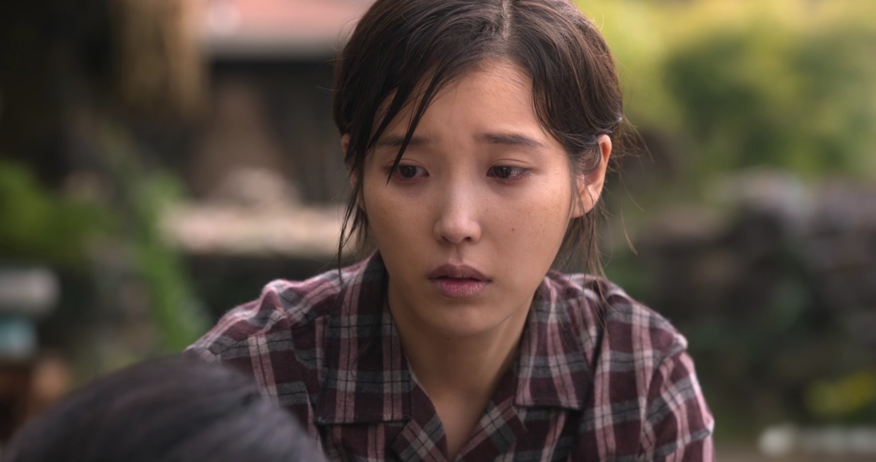 Nữ hoàng nước mắt thế hệ mới xin gọi tên IU, khóc cảnh nào cũng khiến khán giả đau thắt tim gan- Ảnh 7. Nữ hoàng nước mắt thế hệ mới xin gọi tên IU, khóc cảnh nào cũng khiến khán giả đau thắt tim gan- Ảnh 7.