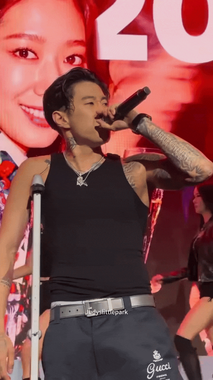 Vụ nam ca sĩ J bị