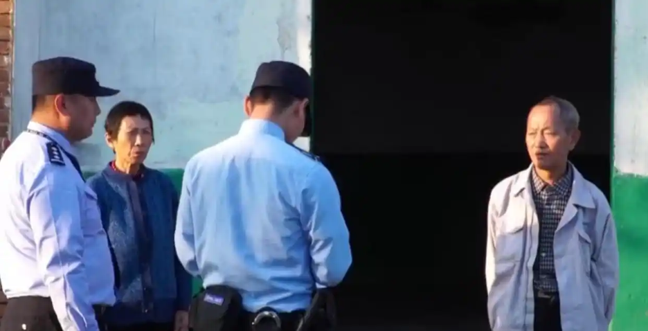 Đột kích một khách sạn trong đêm, thu giữ 6 tỷ đồng tiền mặt “chất thành đống” của hộ gia đình nghèo ở nông thôn- Ảnh 1.